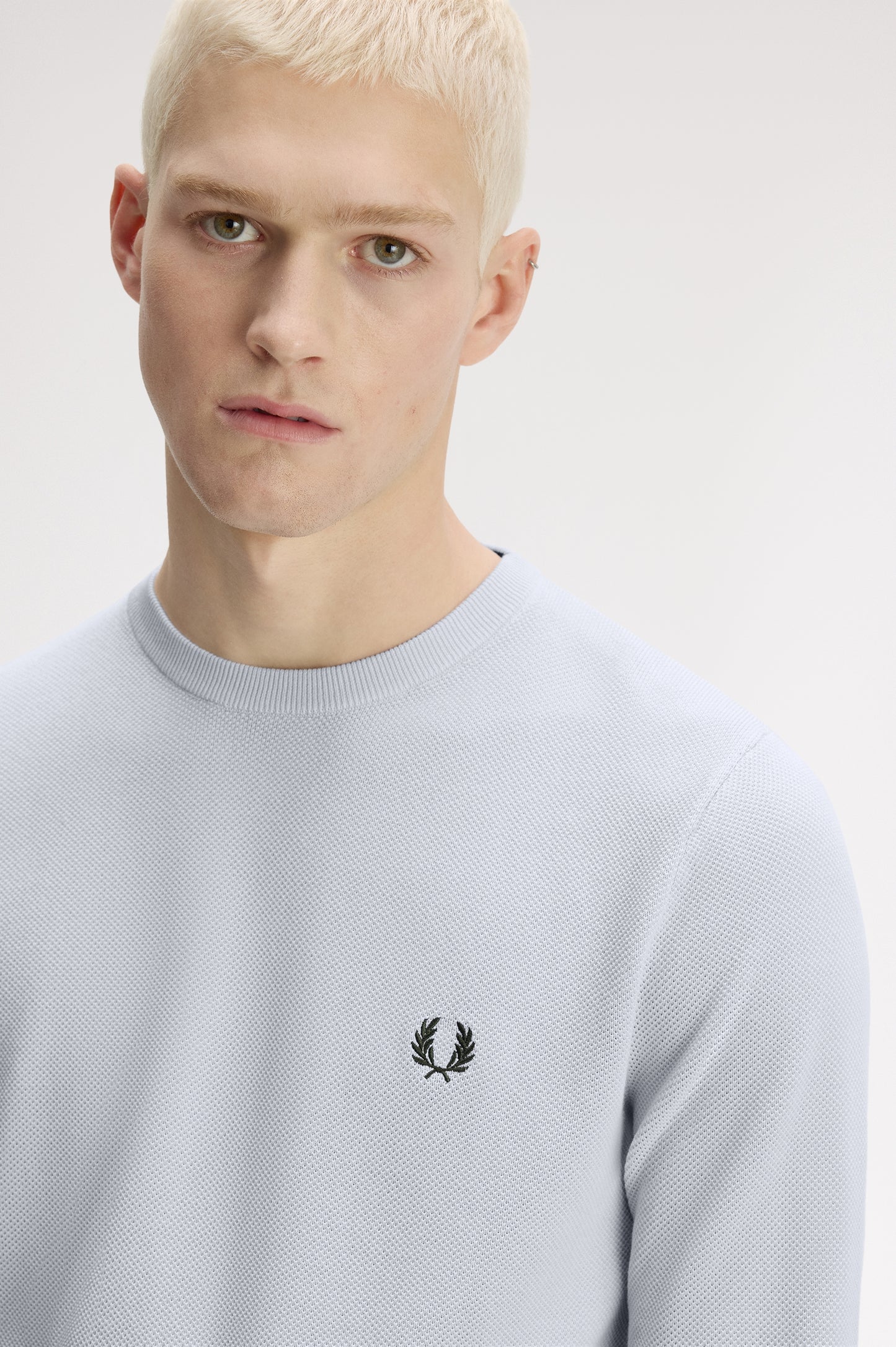Fred Perry pull K 1309 kleur 28A lichtblauw
