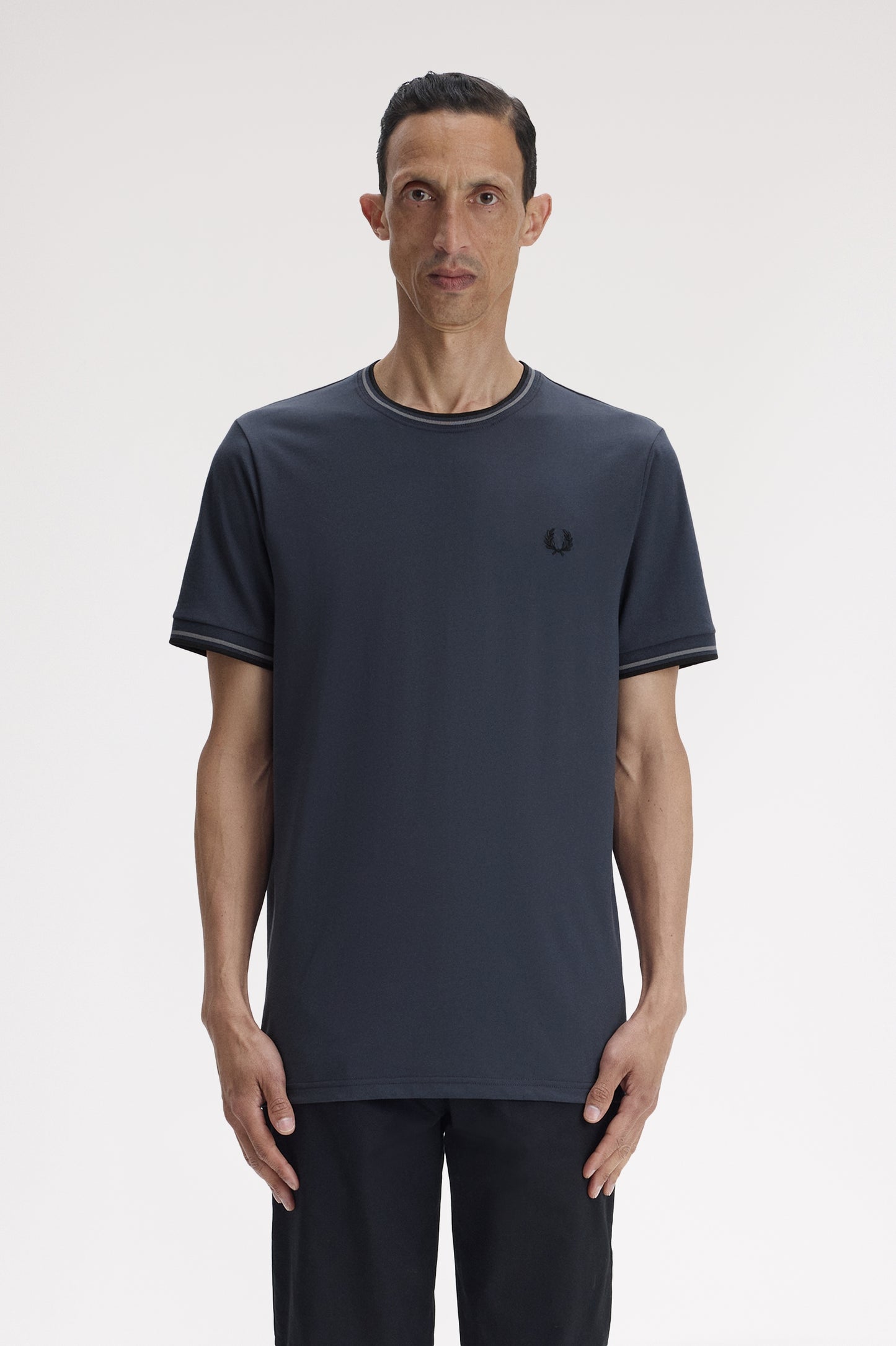 Fred Perry tshirt M 1588 kleur 01B dark air