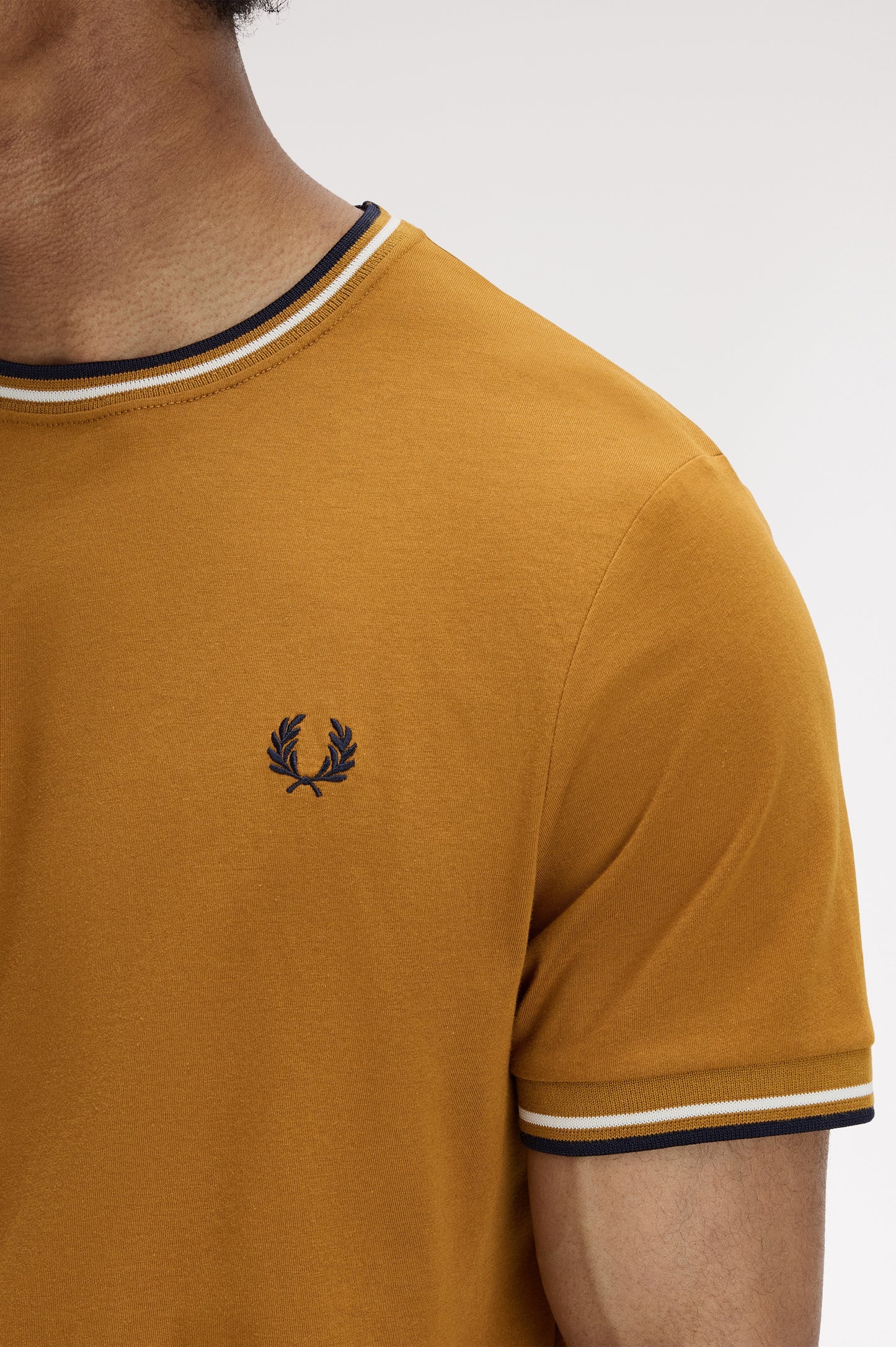 Fred Perry tshirt M 1588 kleur V46 caramel